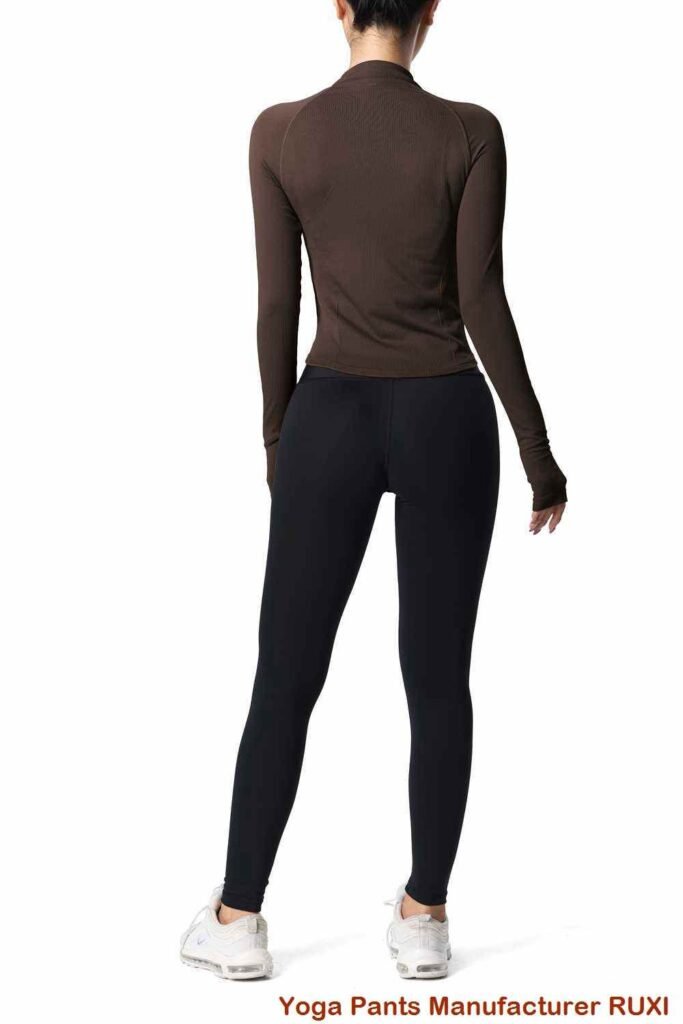 rausva klostė ant jogos kelnių